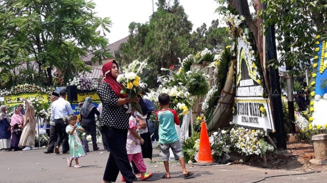 Warga di sekitar kediaman Habibie. (Suara.com/Ria)