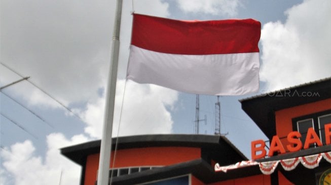 Personel Basarnas Kendari menaikan bendera Merah Putih setengah tiang di Kendari, Sulawesi Tenggara, Kamis (12/9). [ANTARA FOTO/Jojon]
