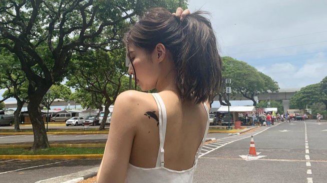 Jennie berjemur di Hawaii. (Instagram/@jennierubyjane)