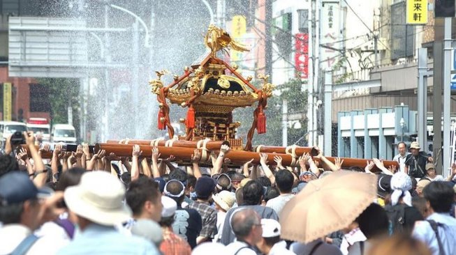 Saling Menyemprotkan Air, Mencari Berkah di Fukagawa Hachiman Matsuri