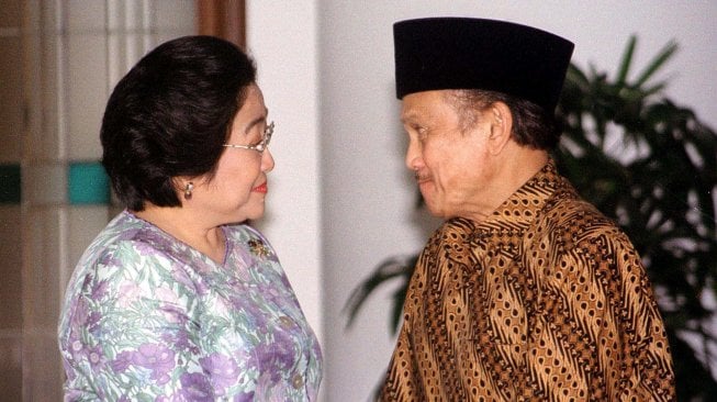 Presiden Indonesia Megawati Sukarnoputri (kiri) bersalaman dengan mantan Presiden Indonesia, BJ Habibie, di kediaman presiden di Jakarta, 10 Maret 2003. [Foto/AFP]