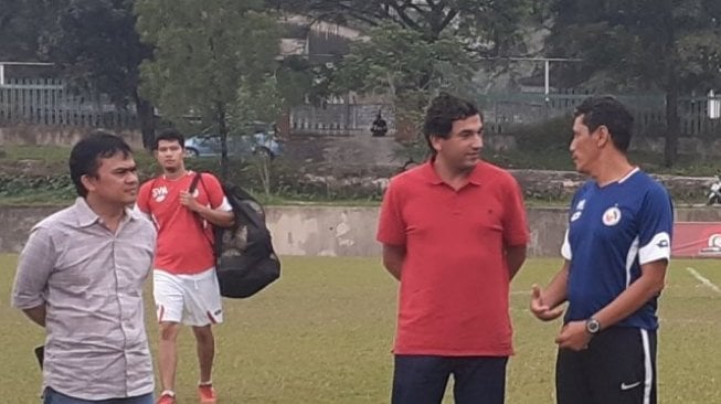  Semen Padang datangkan pelatih berlisensi UEFA Pro asal Portugal Eduardo Almeida (baju merah) (ANTARA / Mario Sofia Nasution)