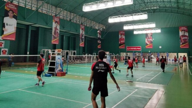 Para atlet binaan PB Djarum tengah berlatih di GOR PB Djarum, Kudus, Jawa Tengah, Kamis (12/9/2019). [Suara.com/Adam Iyasa]