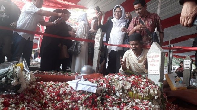 Warga Terobos Garis Batas Demi Doa dan Selfie di Makam BJ Habibie