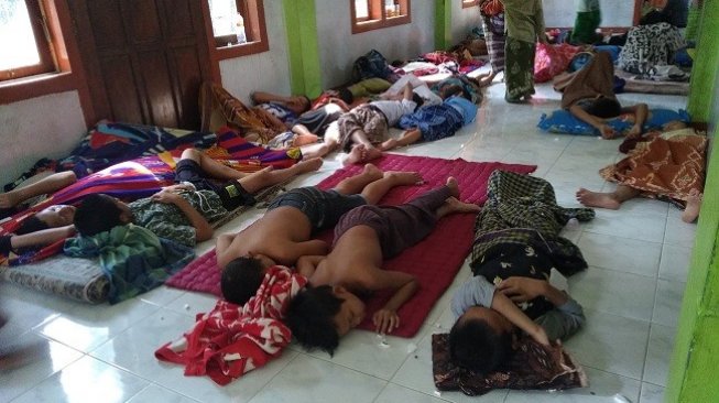  Anak-anak santri tidur di lantai asrama santri putra Pondok Pesantren Al Islah Assuyuthi, Dlopo, Karangrejo, Ngasem, Kabupaten Kediri, Jawa Timur. Rabu (11/9/2019). (Suara.com/Agus H)