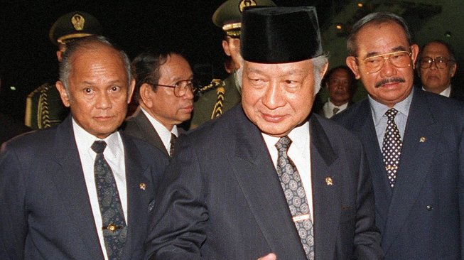 Presiden Indonesia Suharto bersama Wakil Presiden B J Habibie (kiri) dan Menteri Koordinator Politik dan Keamanan Faisal Tanjung (kanan) pada saat kedatangan dari KTT G-15 Kairo di bandara,Jakarta (14 Mei 1998). [Foto/AFP]