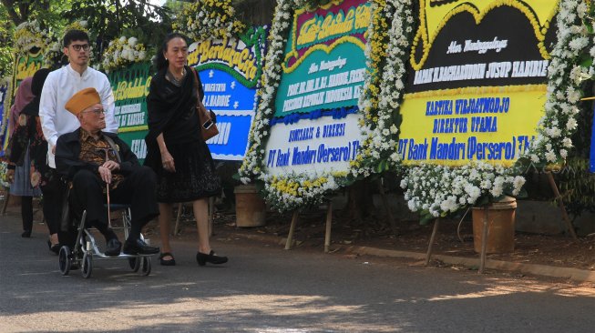 Karangan bunga duka di area rumah BJ Habibie di kawasan Kuningan, Jakarta Selatan, Kamis (12/9). [Suara.com/Angga Budhiyanto] 