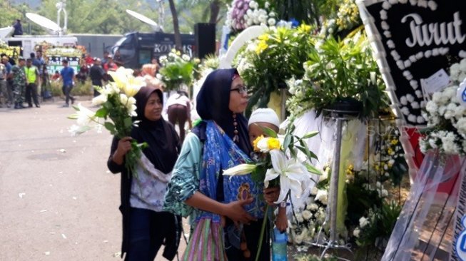 Tetangga Ramai ramai Petik Bunga  Duka  BJ Habibie Bagian 1