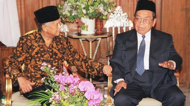 Presiden Indonesia terpilih Abdurrahman "Gus Dur" Wahid (kanan) berbicara dengan Presiden Indonesia yang sedang berjalan B.J. Habibie di rumah Habibie di Jakarta 20 Oktober 1999 . [Foto/AFP]