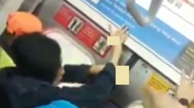 Ngilu, Jari Terjepit Pintu KRL, Penumpang Pingsan saat Diselamatkan