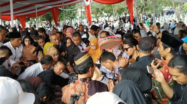 Pemakaman Habibie Selesai, Warga Berebut Foto di Pusara