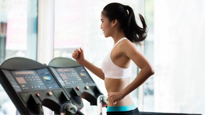 Ilustrasi: perempuan joging di treadmill di pusat kebugaran. (Shutterstock)