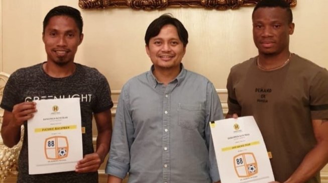 Bos Barito Putera Hasnuryadi Sulaiman (tengah) diapit Fathul Rahman (kiri) dan Sackie Teah Doe (kanan). ANTARA/Instagram@hasnur_baritoputera