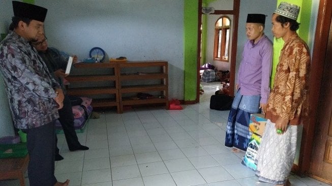 Kepala asrama santri putra Pondok Pesantren Al Islah Assuyuthi, Syaiful Huda, berfoto saat menerima bantuan bahan makanan dari pengurus Yayasan Yatim Mandiri, Rabu (11/9/2019). (Suara.com/Agus H)