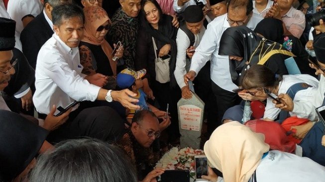 Suasana pemakaman Presiden ke-3 RI Bacharuddin Jusuf Habibie. (Suara.com/Fakhri Fuadi)