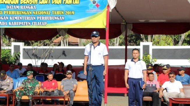 Aparat dan Masyarakat Cilacap Dukung Gerakan Bersih Laut dan Pantai
