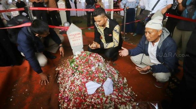 Warga memadati makam almarhum Presiden ke-3 RI BJ Habibie di Taman Makam Pahlawan Nasional Kalibata, Jakarta, Kamis (12/9). [Suara.com/Arya Manggala]