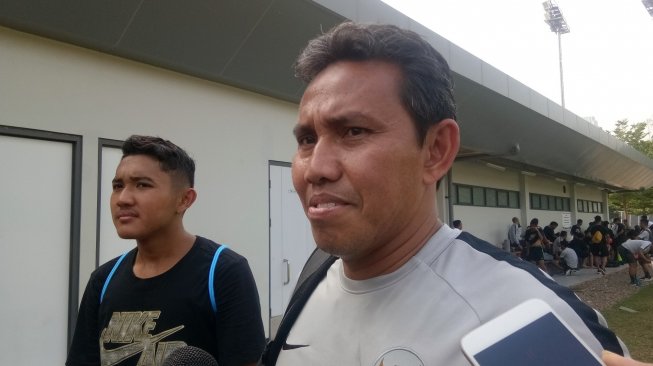 Pelatih timnas Indonesia U-16, Bima Sakti saat ditemui di lapangan A, Senayan, Jakarta, Jumat (13/9/2019). (Suara.com /Adie Prasetyo)