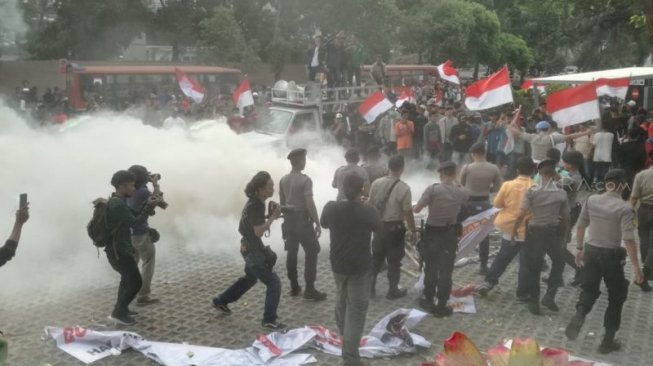 Gedung KPK Dilempari Batu Pendemo Pro Revisi UU KPK