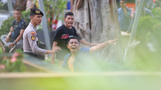 Suasana ricuh di depan Gedung KPK, Jakarta, Jumat (13/9).  [Suara.com/Arya Manggala]