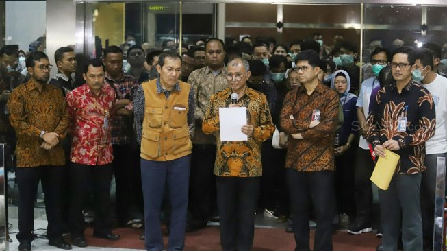 Ketua KPK Agus Rahardjo (tengah) bersama Wakil Ketua KPK Saut Situmorang (kiri), dan Wakil Ketua KPK Laode M Syarif memberikan keterangan pers di Gedung KPK, Jakarta, Jumat (13/9). [Suara.com/Arya Manggala]