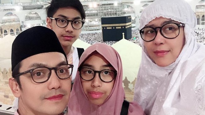 Gunawan Sudrajat bersama istri, Lala Gunawan dan dua anaknya saat beribadah umrah di Tanah Suci. [Instagram]