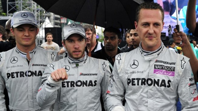 (Dari kiri) Nico Rosberg, Nick Heidfeld (pebalap penguji), dan Michael Schumacher dalam sesi perkenalan tim Mercedes untuk menghadapi balapan F1 2010 di Kuala Lumpur, Malaysia, Rabu (31/3/2010). [AFP/Saeed Khan]