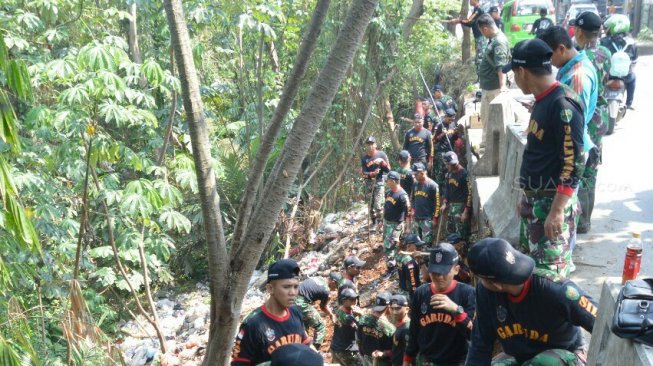 TNI Bersihkan Sampah di Sungai Cipakancilan, Ban Bekas Setruk Diangkut