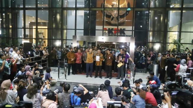 Ketua KPK Agus Rahardjo (tengah) bersama Wakil Ketua KPK Saut Situmorang (kiri), dan Wakil Ketua KPK Laode M Syarif memberikan keterangan pers di Gedung KPK, Jakarta, Jumat (13/9). [Suara.com/Arya Manggala]