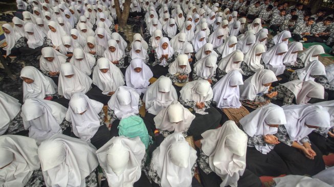 Sejumlah pelajar membaca Surat Yasin di SMAN-1 Lhokseumawe, Aceh, Jumat (13/9).  [ANTARA FOTO/Rahmad]