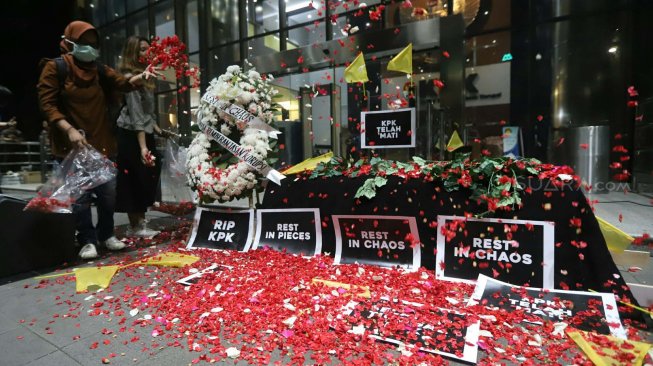 Sejumlah aktivis Koalisi Masyarakat Sipil menaburkan bunga pada keranda di Gedung KPK, Jakarta, Jumat (13/9). [Suara.com/Arya Manggala]