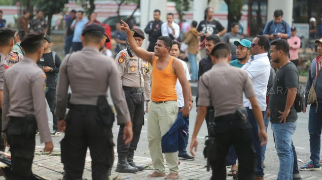 Suasana ricuh di depan Gedung KPK, Jakarta, Jumat (13/9).  [Suara.com/Arya Manggala]