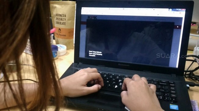 Tampilan halaman muka website Komisi Pemberantasan Korupsi (KPK) dengan alamat www.kpk.go.id di Jakarta, Jumat (13/9). [Suara.com/Oke Atmaja]