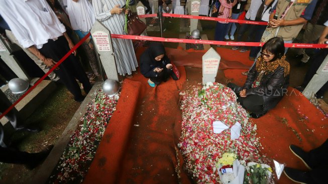 Warga memadati makam almarhum Presiden ke-3 RI BJ Habibie di Taman Makam Pahlawan Nasional Kalibata, Jakarta, Kamis (12/9). [Suara.com/Arya Manggala]