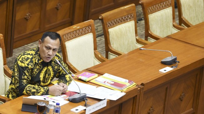 Calon pimpinan Komisi Pemberantasan Korupsi (KPK) Firli Bahuri menjalani uji kepatutan dan kelayakan di ruang rapat Komisi III DPR, Senayan, Jakarta, Kamis (12/9). [ANTARA FOTO/Nova Wahyudi]