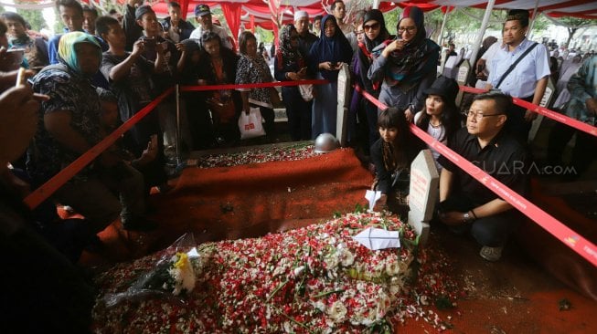 Warga memadati makam almarhum Presiden ke-3 RI BJ Habibie di Taman Makam Pahlawan Nasional Kalibata, Jakarta, Kamis (12/9). [Suara.com/Arya Manggala]