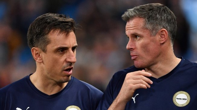 Legenda Liverpool, Jamie Carragher (kanan) bersama mantan bintang Manchester United, Gary Neville. (Paul ELLIS / AFP)