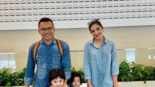 Ashanty dan Anang liburan ke Singapura bersama kedua buah hatinya. (Instagram/@ashanty_ash)