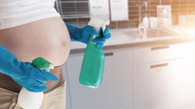 Ilustrasi ibu hamil membersihkan rumah. (Shutterstock)