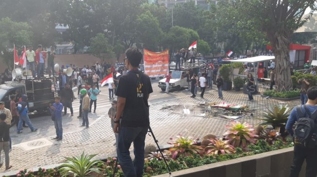 Pendemo Ricuh di Gedung KPK Bakar Karangan Bunga, Paksa Copot Kain Hitam