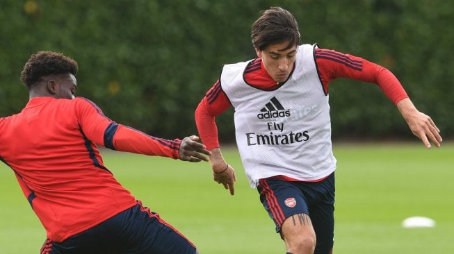 Bek Arsenal, Hector Bellerin (kanan) berlatih di Stadion Emirates. (Twitter/@Arsenal)