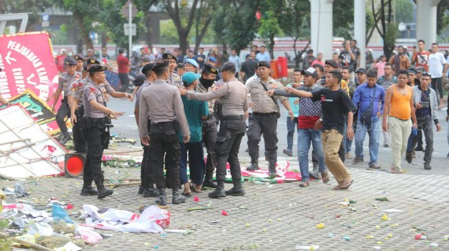 Suasana ricuh di depan Gedung KPK, Jakarta, Jumat (13/9).  [Suara.com/Arya Manggala]