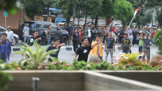 Suasana ricuh di depan Gedung KPK, Jakarta, Jumat (13/9).  [Suara.com/Arya Manggala]