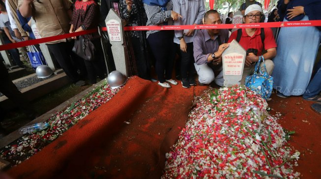 Warga memadati makam almarhum Presiden ke-3 RI BJ Habibie di Taman Makam Pahlawan Nasional Kalibata, Jakarta, Kamis (12/9). [Suara.com/Arya Manggala]