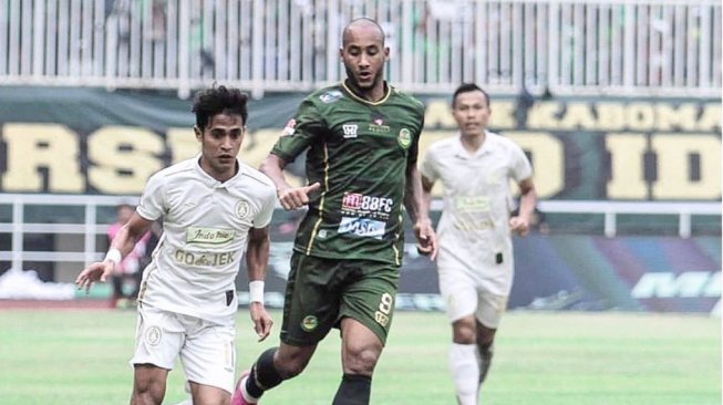 Gelandang PSS Sleman, Sidik Saimima (kiri) menggiring bola. (Instagram/@ms_saimima11)