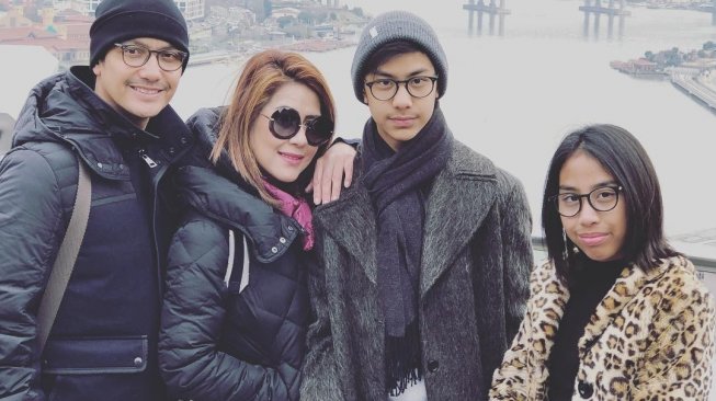 Gunawan Sudrajat bersama istri, Lala Gunawan dan dua anaknya. [Instagram]