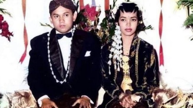 Kumpulan Foto Lawas BJ Habibie yang Tampan di Era 50-an dan Istri