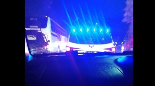 Lampu Rem Terlalu Silau, Mobil ini Dikira Tempat Karaoke