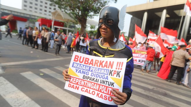 Massa yang tergabung dalam Aliansi Rakyat Lawan Korupsi menggunakan kostum superhero saat berunjuk rasa di halaman gedung KPK Merah Putih, Jakarta, Sabtu (14/9). [Suara.com/Arya Manggala]