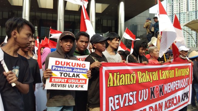 Puluhan massa yang tergabung dalam Aliansi Rakyat Lawan Korupsi menggelar aksi damai di depan Gedung KPK Merah Putih, Kuningan, Jakarta Selatan, Sabtu (14/9/2019). (Suara.com/Ria Rizki)